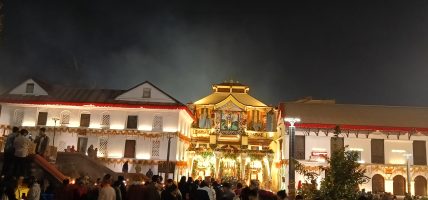 महाशिवरात्रिका अवसरमा फूलैफूलले सजिएको पशुपतिनाथ