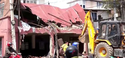 कालोपुलमा गुठी संस्थानको जग्गामा बनेका अवैध संरचनामा चल्यो डोजर