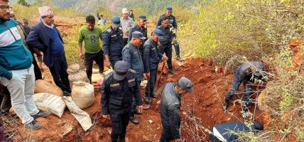 माटो खन्ने क्रममा ढिस्को खसेर पुरिँदा एकको मृत्यु, ४ जना घाइते