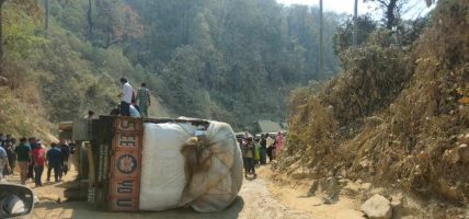 दाउन्नेमा भुस बोकेको ट्रक पल्टियो, पूर्व–पश्चिम राजमार्ग एकतर्फी सञ्चालनमा