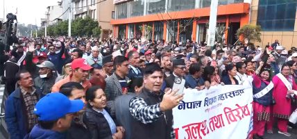 विद्यालय शिक्षा ऐन जारी गर्नुपर्ने माग गर्दै शिक्षकहरू प्रदर्शनमा