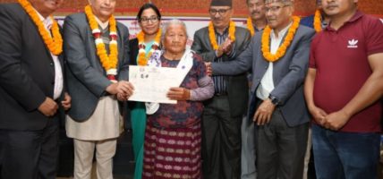 भरतपुरका १ सय २९ सुकुम्बासी घरधुरीलाई लालपूर्जा वितरण