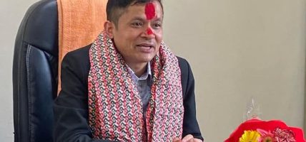 स्वास्थ्य बीमा बोर्डका अध्यक्ष चन्द्रबहादुर थापाले पदबहाली गरे