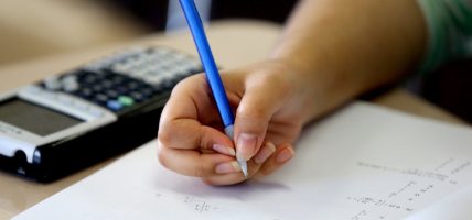 मनाङमा ४६ जना विद्यार्थीले एसइई परीक्षा दिँदै
