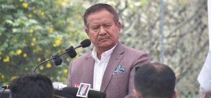 मिनबहादुर गुरुङद्वारा तीनकुने घटनामा मृत्यु भएका पत्रकार रजक र महर्जनको परिवारलाई आर्थिक सहयोग गर्ने