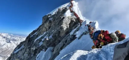 वसन्त ऋतुसंगै ३९५ जनाले गरे सगरमाथा आरोहण