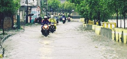 वर्षाका कारण काठमाडौंका धोबीखोला करिडोर डुबानमा