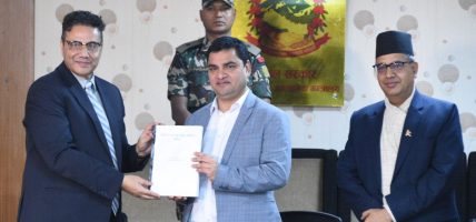औषधिको मूल्य सुझाव दिन गठित समितिले स्वास्थ्य मन्त्री प्रदीप पौडेललाई प्रतिवेदन बुझायो
