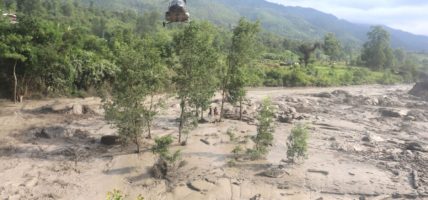 ल्हेन्दे नदीमा आएको बाढीमा परेका ५५ जनाको उद्धार