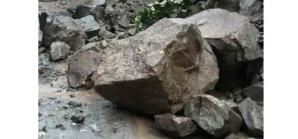 पहिरोले अवरुद्ध भएको अरनिको राजमार्ग खुल्यो