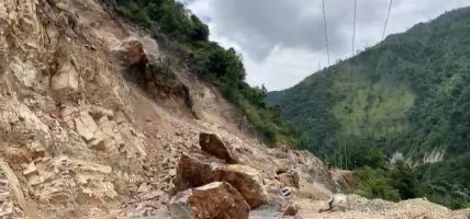 पहिरोका कारण पासाङ ल्हामु सडकखण्ड अवरुद्ध