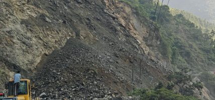 मुग्लिन–नारायणगढ सडकखण्डमा पहिरो खस्यो, आवागमन पूर्णरूपमा बन्द