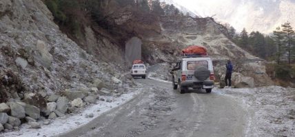 मुस्ताङ जाने मुख्य सडक अवरुद्ध, यात्रु बीच बाटोमै अलपत्र