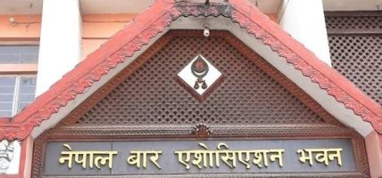 नेपाल बारको विरोध : दिउँसै लालटिन बालेर न्याय खोज्ने
