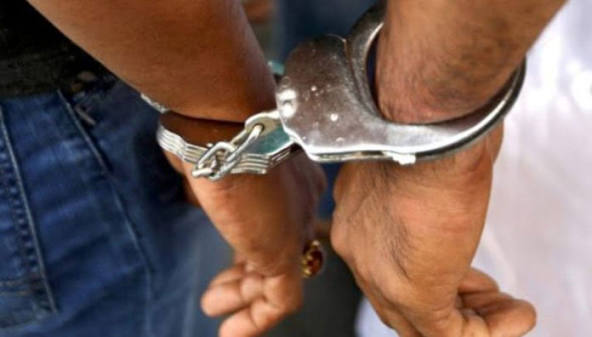 काठमाडौंको न्यूरोडमा शङ्कास्पद युवकबाट लाखौं रुपैयाँ बरामद काठमाडौंको न्यूरोडमा शङ्कास्पद युवकबाट लाखौं रुपैयाँ बरामद