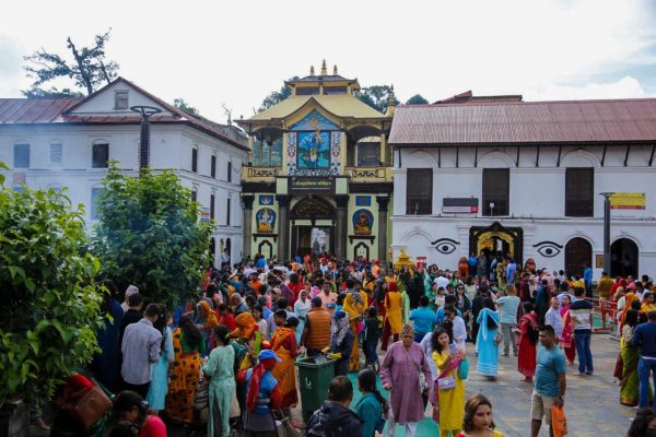 साउनको पहिलो सोमबार : पशुपतिनाथमा भक्तजनको घुइँचो, बिहान ३ बजेदेखि दर्शन खुला