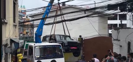 काठमाडौंका सञ्चारगृह अगाडि बेवारिसे कार राखिएपछि प्रहरीद्वारा अनुसन्धान सुरु