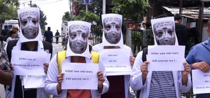 श्रमशोषण अन्त्यको माग गर्दै प्रशिक्षार्थी चिकित्सकको प्रदर्शन