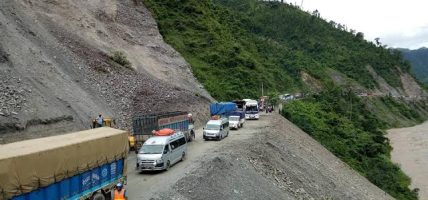 वर्षाका कारण मुग्लिन–नारायणगढ सडकखण्डमा सवारी आवागमन रोक