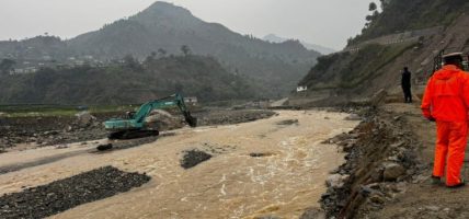 रोशी खोलामा बाढीको जोखिम बढेपछि बीपी राजमार्गमा सवारी आवागमन रोकियो