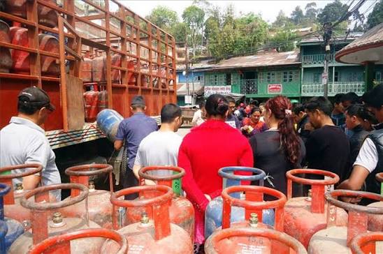 ग्यासको अभाव छैन : निगमले भन्यो– नपाए हटलाइनमा फोन गर्नुस् ग्यासको अभाव छैन : निगमले भन्यो– नपाए हटलाइनमा फोन गर्नुस्